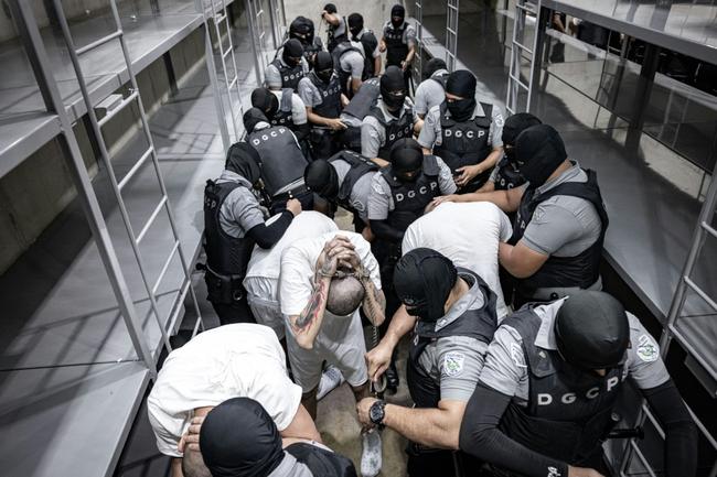 The arrival of alleged members of the Venezuelan criminal organization Tren de Aragua at the Terrorism Confinement Center (CECOT) in the city of Tecoluca, El Salvador