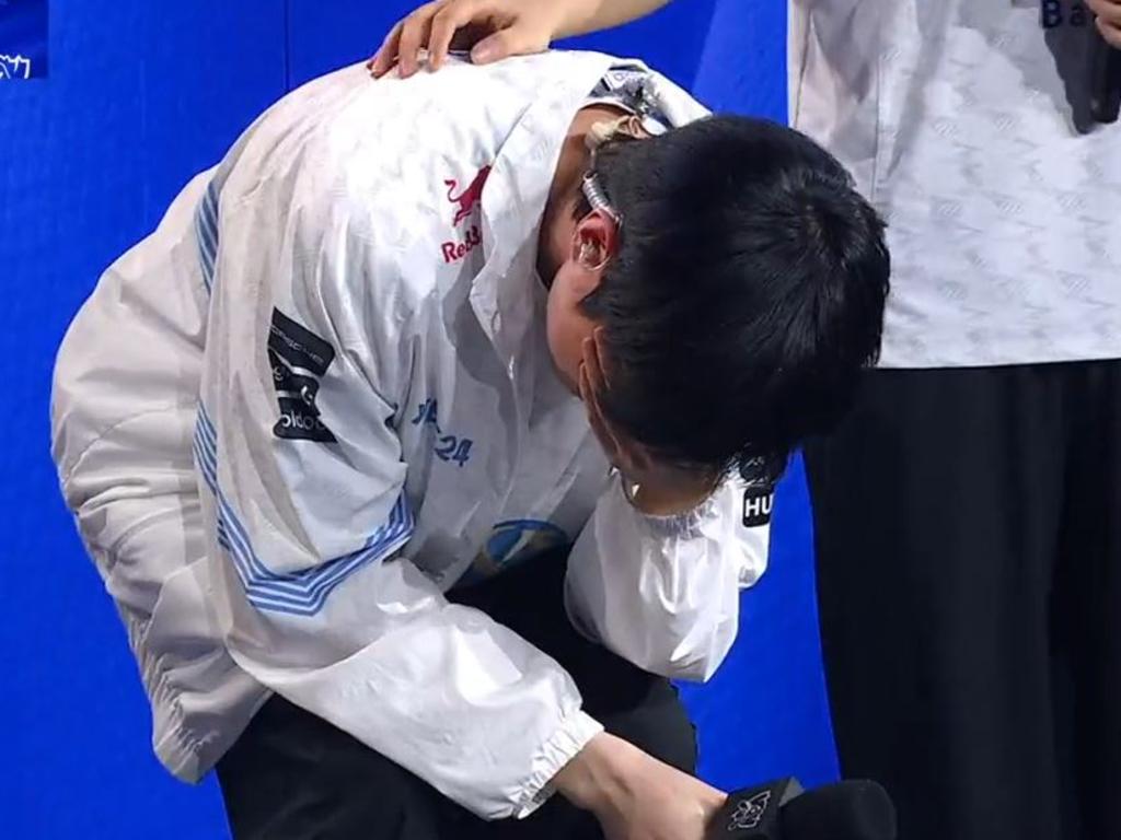 Kim "Deft" Hyuk-kyu breaks down in tears.