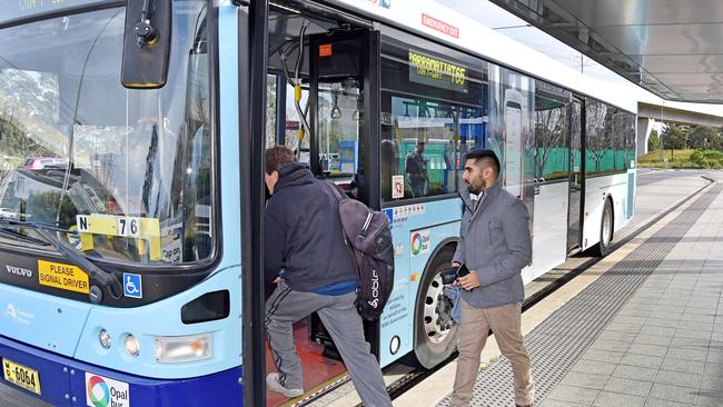 Commuters hop on a bus at the Burns T-Way at Kellyville. (AAP IMAGE / Troy Snook)