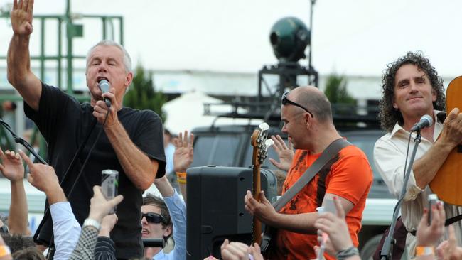 Daryl Braithwaite sings The Horses at the 2008 Cox Plate.