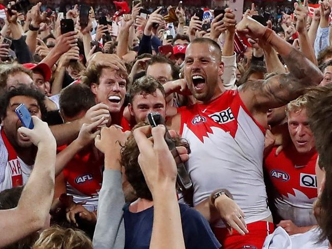 SYDNEY, AUSTRALIA - MARCH 25: Lance Franklin of the Swans celebrates kicking his 1000th goal during the 2022 AFL Round 02 match between the Sydney Swans and the Geelong Cats at the Sydney Cricket Ground on March 25, 2022 In Sydney, Australia. (Photo by Michael Willson/AFL Photos via Getty Images)