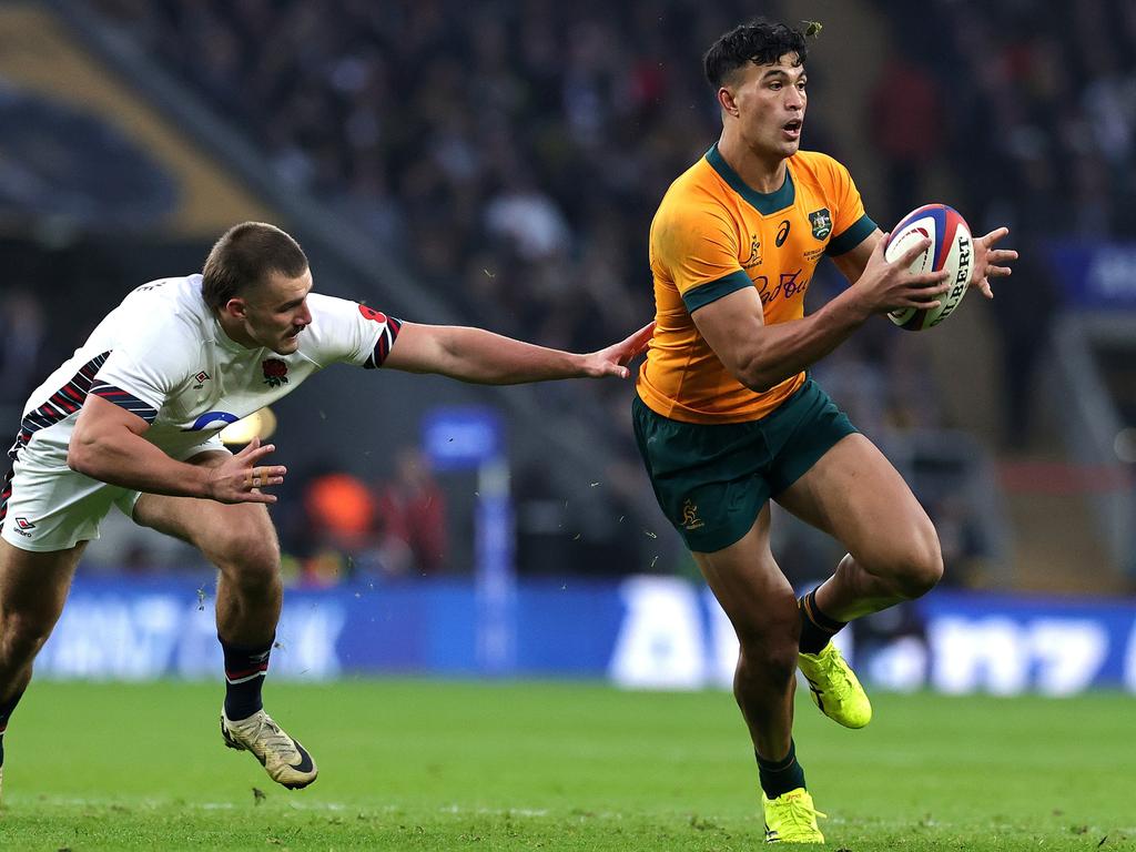 LONDON, ENGLAND – NOVEMBER 09: Joseph-Aukuso Suaalii of Australia goes past Ollie Sleightholme, to set up a try for teammate Tom Wright (not in picture) during the Autumn Nations Series 2025 match between England and Australia at Allianz Twickenham Stadium on November 09, 2024 in London, England. (Photo by David Rogers/Getty Images)