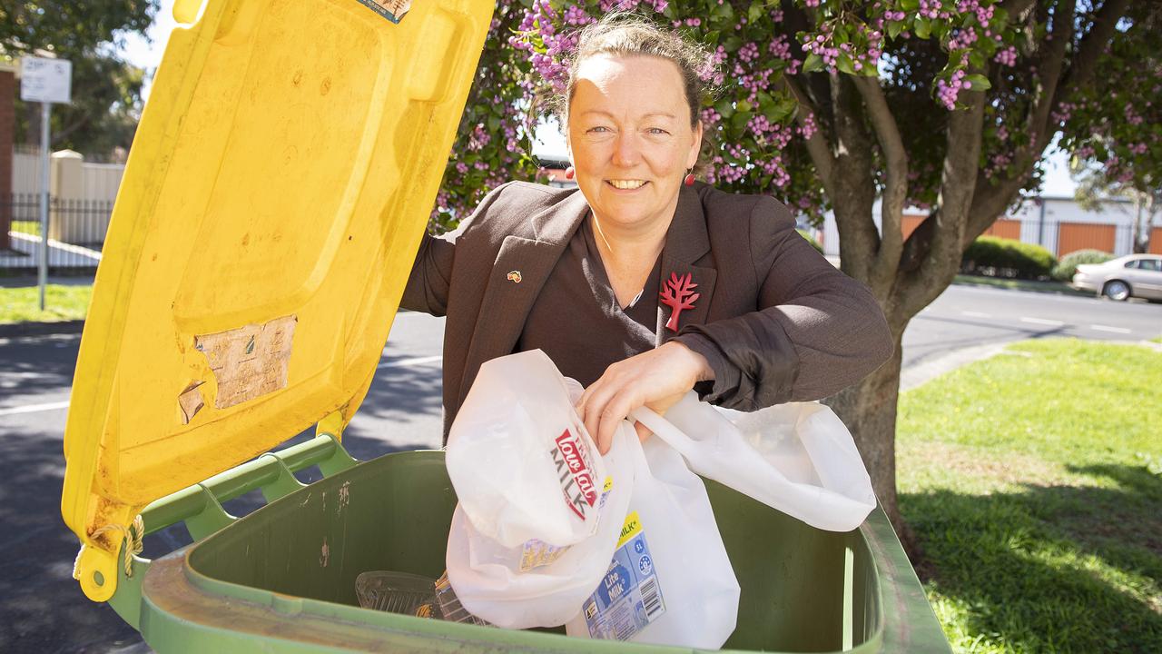 Melbourne recycling crisis: Darebin signs new contract with Visy ...