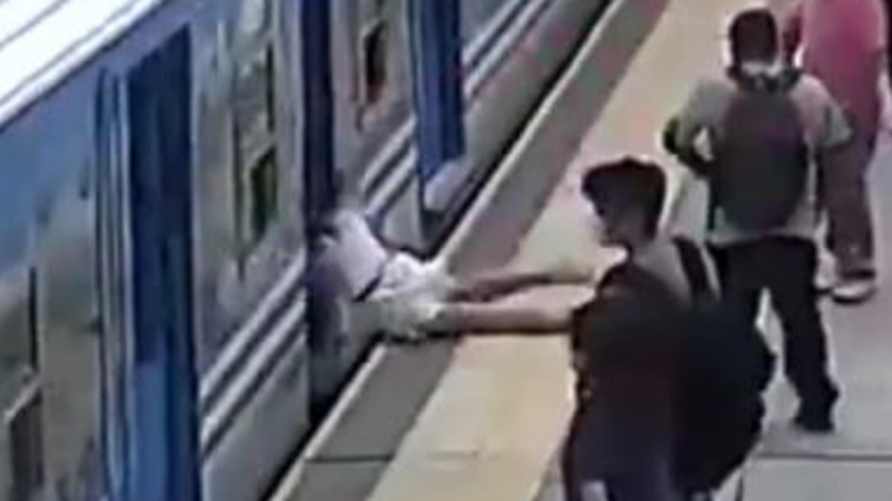 Candela cheated death after stumbling and falling onto the tracks in Buenos Aires. Picture: YouTube/ El1 Digital.