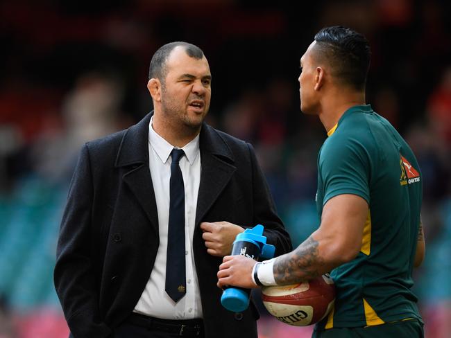 CARDIFF, WALES - NOVEMBER 05:  Michael Cheika the head coach of Australia speaks with Israel Folau of Australia prior to kickoff during the international match between Wales and Australia at the Principality Stadium on November 5, 2016 in Cardiff, Wales.  (Photo by Stu Forster/Getty Images)