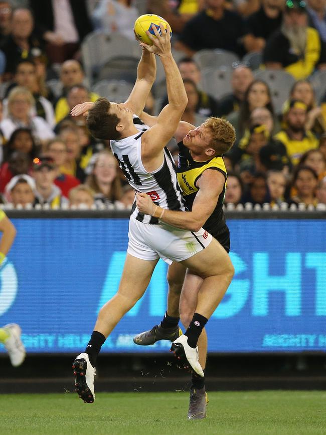 AFL Round 2. 28/03/2019. Richmond v Collingwood at the MCG. Collingwoods Brody Mihocek outmarks Richmonds Nick Vlastuin 1st quarter . Pic: Michael Klein.