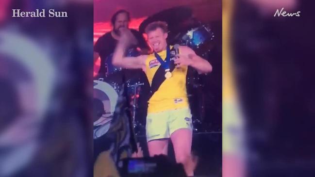 Jack Riewoldt sings with The Killers