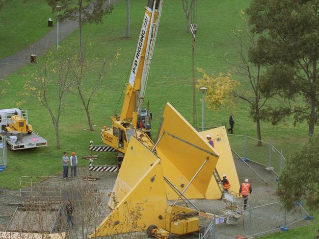 The moving of the Yellow Peril from Batman Park Melbourne in 2002.