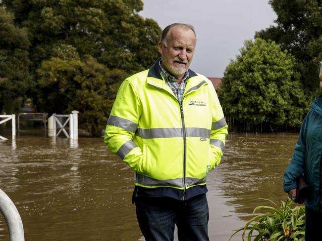 Latrobe Mayor Peter Freshney speaks to local residents. Picture: Grant Viney