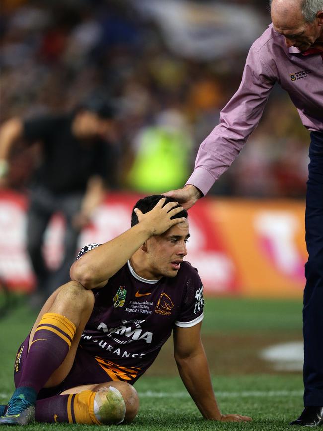 Bennett consoles Jordan Kahu after the 2015 grand final loss. (Toby Zerna)