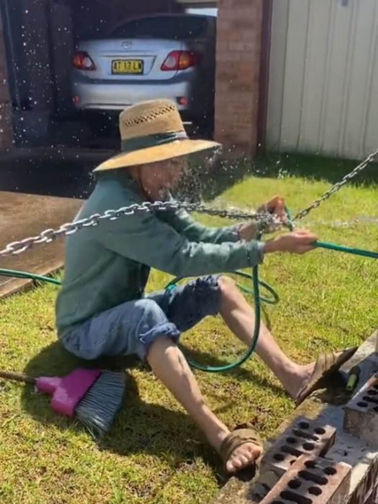 At one point the tradies grabs the hose from the man, resulting in a tug of war. Picture: @tinnnkerrr/TikTok