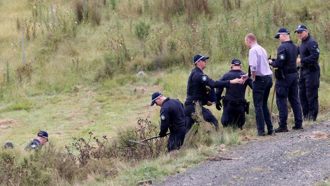 Police continued their search for the bodies of Luke Davies and Jesse Baird at a Bungonia property on Monday. Picture: NCA NewsWire / Damian Shaw