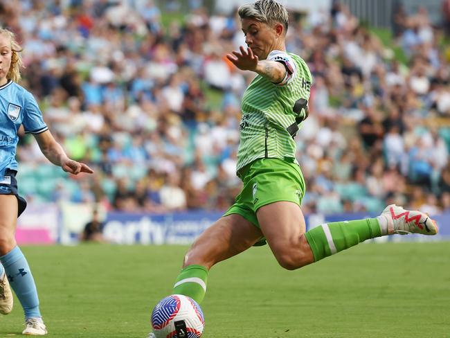 SYDNEY, AUSTRALIA - JANUARY 03: Michelle Heyman of Canberra United crosses the ball during the A-League Women round four match between Sydney FC and Canberra United at Leichhardt Oval, on January 03, 2024, in Sydney, Australia. (Photo by Jeremy Ng/Getty Images)