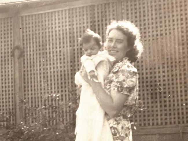 Molly Bonamy with baby daughter Sue in 1945