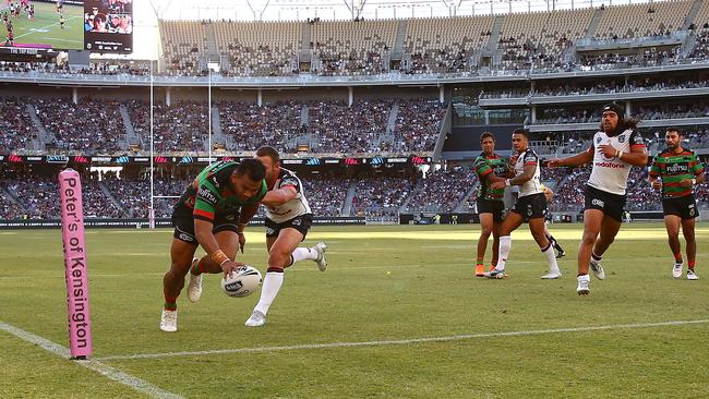 Richie Kennar scores a try against the Warriors.