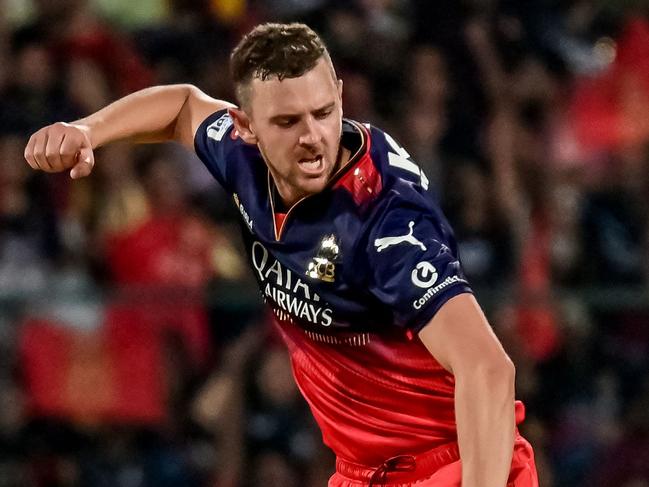 TOPSHOT - Royal Challengers Bengaluru's Josh Hazlewood celebrates after taking the wicket of Rajasthan Royals' Shimron Hetmyer during the Indian Premier League (IPL) Twenty20 cricket match between Royal Challengers Bengaluru and Rajasthan Royals at the M Chinnaswamy Stadium in Bengaluru on April 24, 2025. (Photo by AFP) / -- IMAGE RESTRICTED TO EDITORIAL USE - STRICTLY NO COMMERCIAL USE --