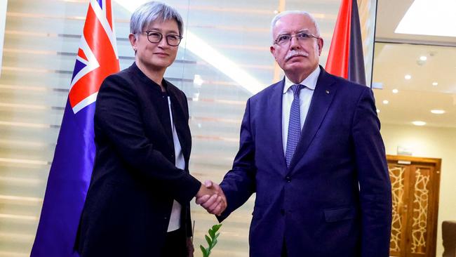 Palestinian Foreign Minister Riyad al-Maliki (R) receives Australian Foreign Minister Penny Wong (L), in Ramallah.