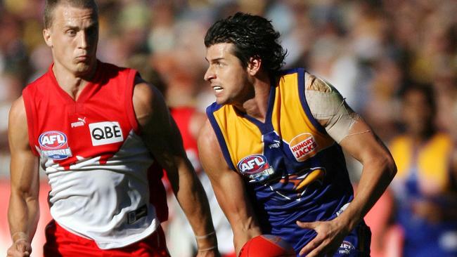 Andrew Embley on the burst in the 2006 grand final.