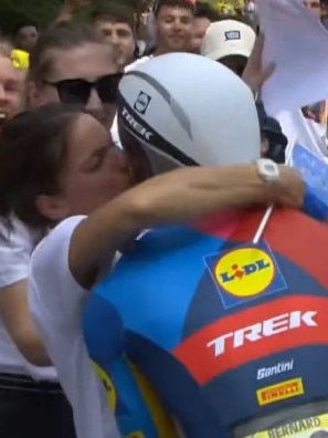 Bernard went to kiss his wife. Photo: Twitter