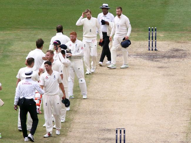 Players shake hands as the match was called a draw late on day five of the Boxing Day test match between Australia and England at the MCG in Melbourne, Saturday, December 30, 2017. (AAP Image/George Salpigtidis) NO ARCHIVING, EDITORIAL USE ONLY, IMAGES TO BE USED FOR NEWS REPORTING PURPOSES ONLY, NO COMMERCIAL USE WHATSOEVER, NO USE IN BOOKS WITHOUT PRIOR WRITTEN CONSENT FROM AAP