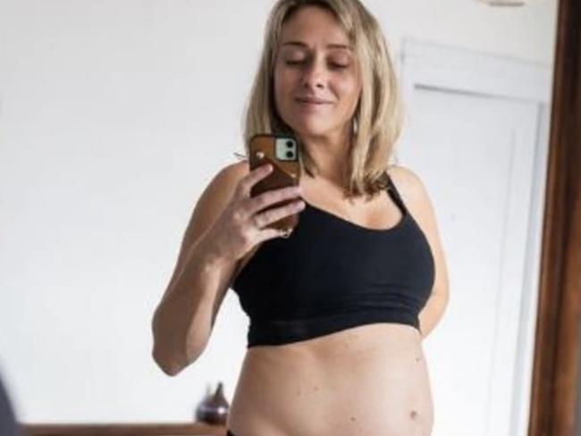 Pregnant Kiwi journalist allowed back home