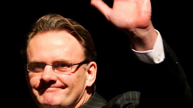 Mark Latham waves after conceding defeat in 2004.