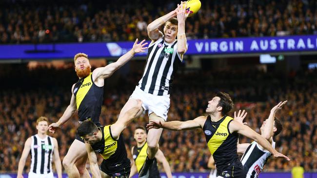 Mason Cox takes a hanger against the Tigers in the preliminary final. Picture: Getty Images