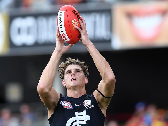 Charlie Curnow of the Blues marks the ball during  the Round 4 AFL match between the Gold Coast Suns and the Carlton Blues at Metricon Stadium on the Gold Coast, Sunday, April 14, 2019. (AAP Image/Dave Hunt) NO ARCHIVING, EDITORIAL USE ONLY