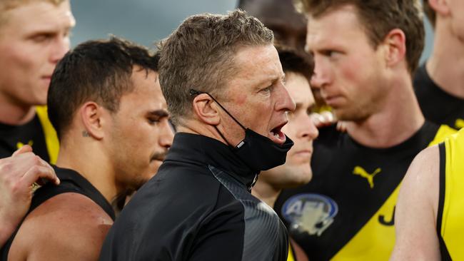 Damien Hardwick rallies the troops as Richmond found the going tough against the Cats.