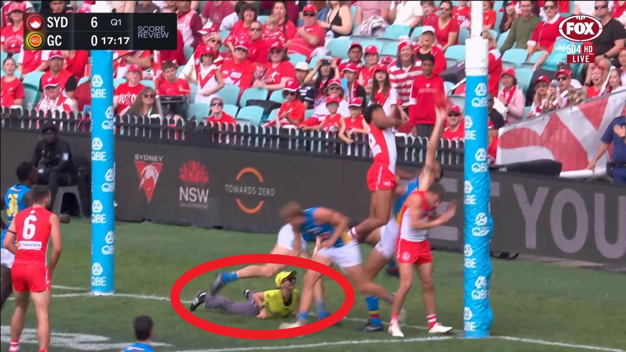 Goal umpire praised over absurd act.