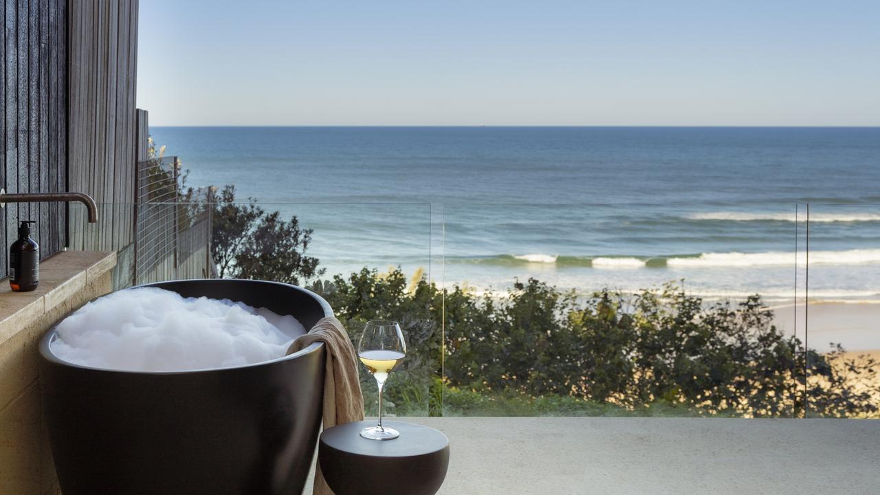 10 Arakoon Crescent offers guests an outdoor bath to take advantage of the ocean views.