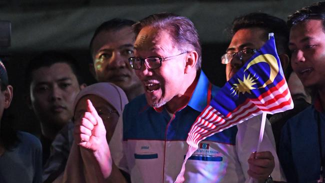 Jailed former opposition leader and current federal opposition leader Anwar Ibrahim greets the supporters during a rally in Kuala Lumpur on May 16, 2018.  Reformist Anwar Ibrahim declared a "new dawn for Malaysia" on May 16 after his release from prison transformed him into a potential prime minister following his alliance's stunning election victory. / AFP PHOTO / Roslan RAHMAN