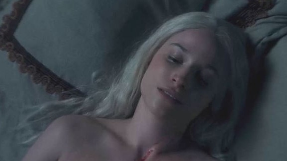 Daemon’s mother Alyssa is played by Emeline Lambert.