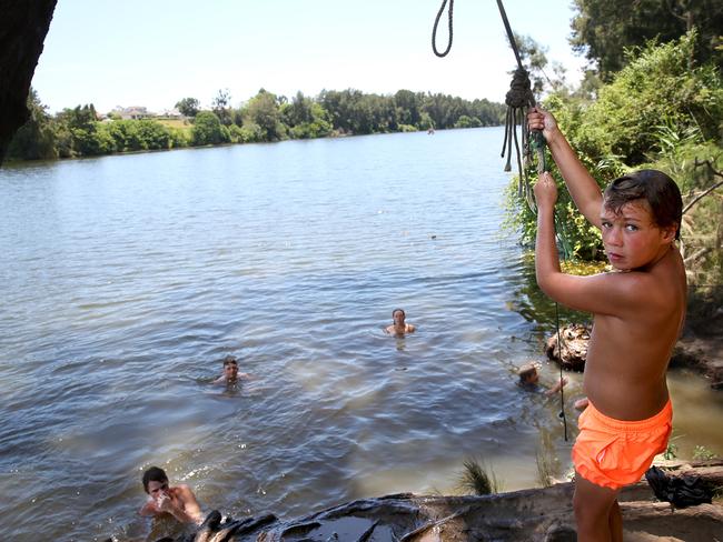 Khodi McNamara on rope at Tench Reserve.