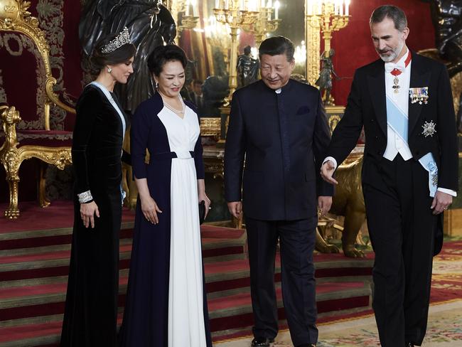 MADRID, SPAIN - NOVEMBER 28: (L-R) Queen Letizia of Spain, China's first lady Peng Liyuan, Chinese president Xi Jinping and King Felipe VI of Spain attend the Royal Gala Dinner in honour of Chinese president at the Royal Palace on November 28, 2018 in Madrid, Spain. (Photo by Carlos Alvarez/Getty Images)