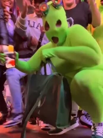 One of the women in green costumes in a TikTok video. Picture: TikTok/rareeeee