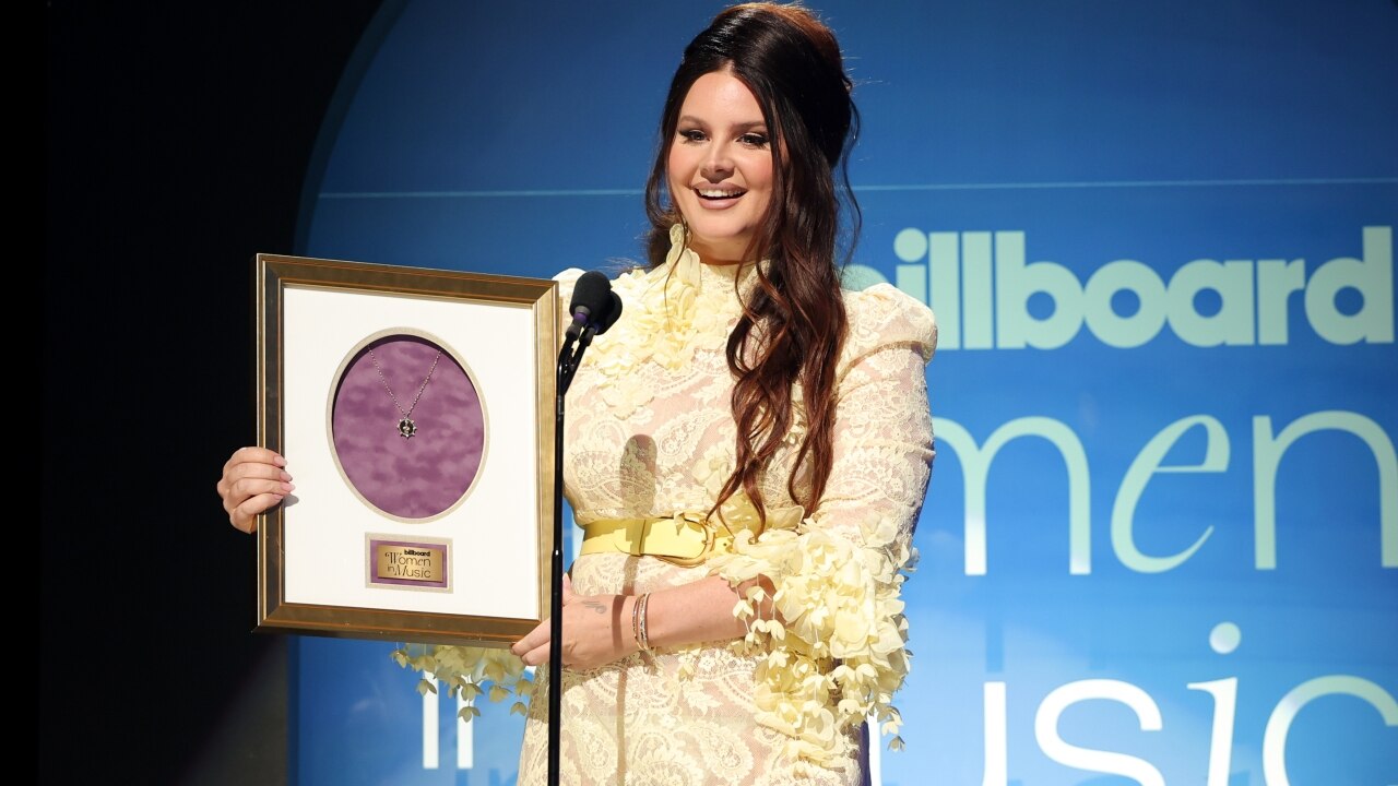 Lana Del Rey works Waffle House restaurant gig