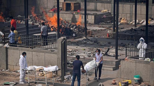 Relatives carry the body of a victim who died of Covid-19 to cremation at a cremation ground in New Delhi. Picture: AFP.