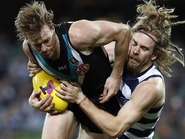 ADELAIDE, AUSTRALIA - OCTOBER 01: Tom Jonas of the Power is challenged Cameron Guthrie of the Cats during the AFL First Qualifying Final match between the Port Adelaide Power and the Geelong Cats at Adelaide Oval on October 01, 2020 in Adelaide, Australia. (Photo by Ryan Pierse/Getty Images)