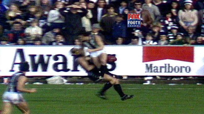 TV footage of Stan Magro colliding with Alex Jesaulenko in 1979. Picture: FOX FOOTY.