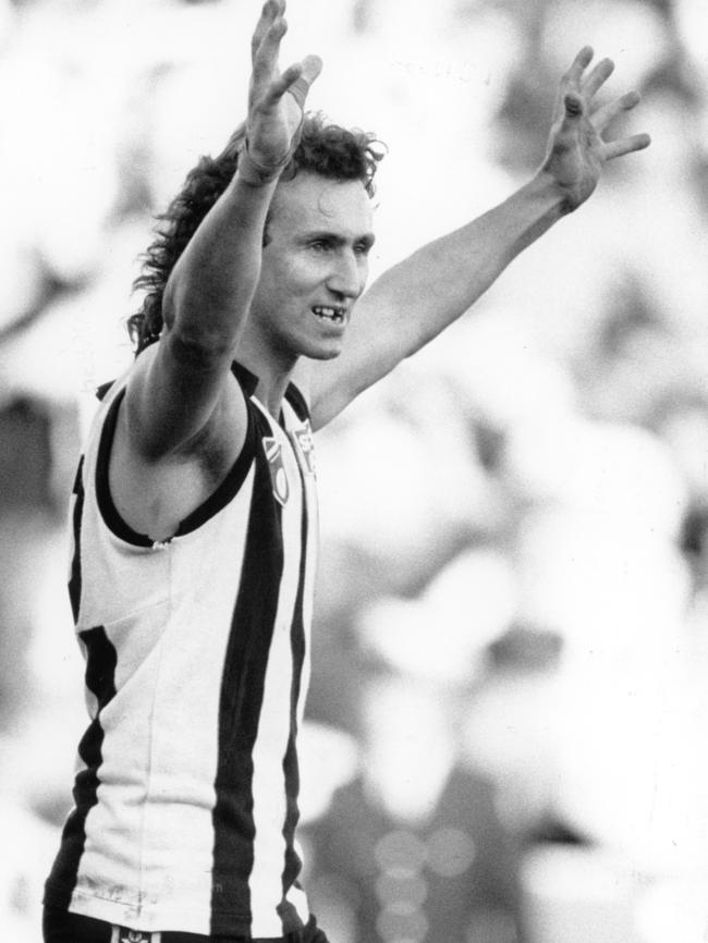 Peter Daicos celebrates a goal in the 1990 elimination final.