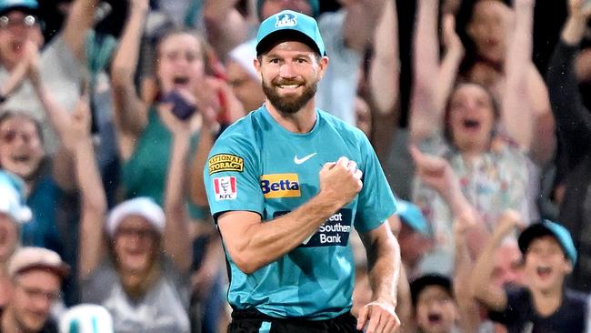 BRISBANE, AUSTRALIA - DECEMBER 23: Michael Neser of the Heat celebrates after taking the catch to dismiss Harry Nielsen of the Strikers during the Men's Big Bash League match between the Brisbane Heat and the Adelaide Strikers at The Gabba, on December 23, 2022, in Brisbane, Australia. (Photo by Bradley Kanaris/Getty Images)