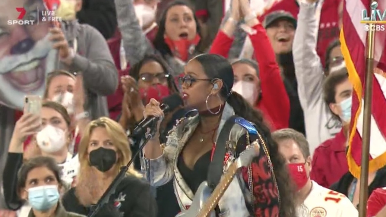 These two fans seemed to momentarily forget about the pandemic. Picture: Channel 7.