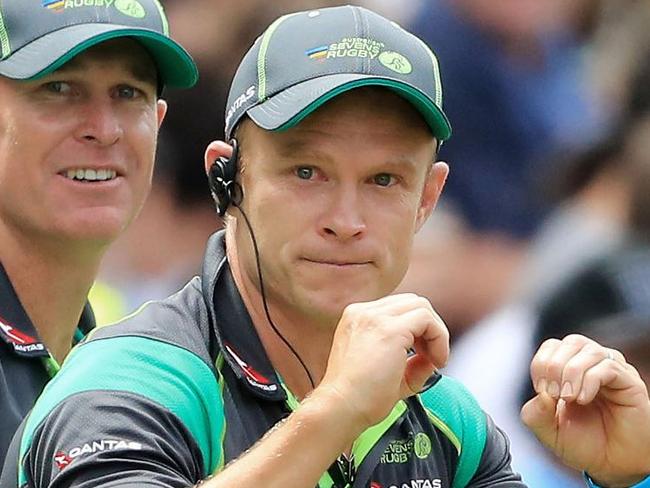 Australia women's rugby sevens team coach Tim Walsh (C) gestures during the final match against New Zealand on day three of the Sydney World Rugby Sevens Series tournament in Sydney on January 28, 2018. / AFP PHOTO / MARK EVANS / --IMAGE RESTRICTED TO EDITORIAL USE - STRICTLY NO COMMERCIAL USE--