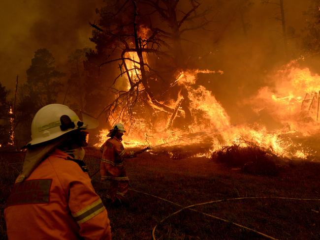 Fire approaches the property of the Bilpin Fruit Bowl. Picture: Jeremy Piper