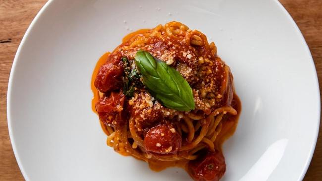 Enrico Tomelleri nails the classic spaghetti al pomodoro fresco.