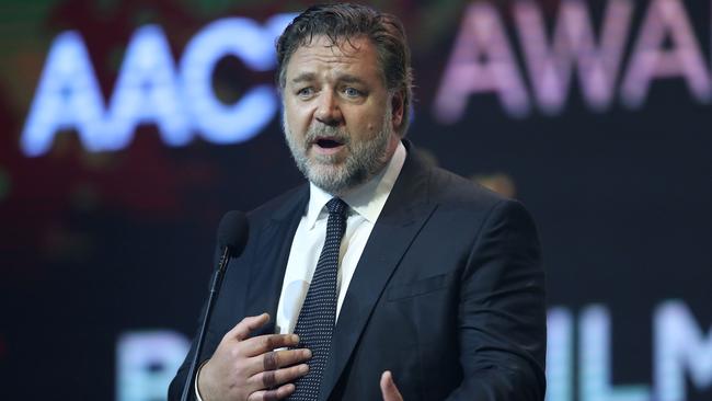 Crowe explains explicit award show gaffe