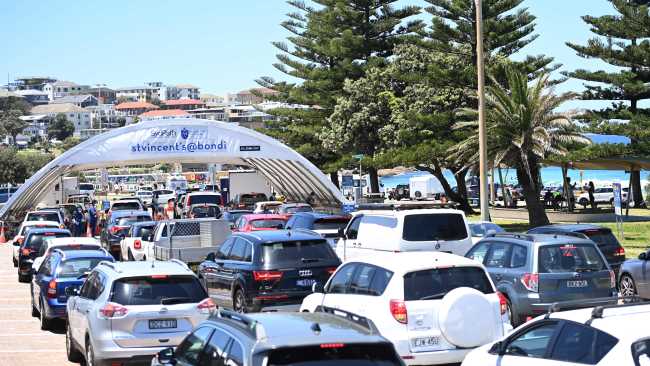 The testing queue in Bondi is so long, buses have been forced to divert from Campbell Pde and Military Road. Picture: NCA NewsWire / Jeremy Piper