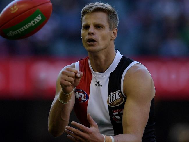 Nick Riewoldt of the Saints passes during the Round 9 AFL match between the St Kilda Saints and the Sydney Swans at Etihad Stadium in Melbourne, Saturday, May 20, 2017. (AAP Image/Tracey Nearmy) NO ARCHIVING, EDITORIAL USE ONLY