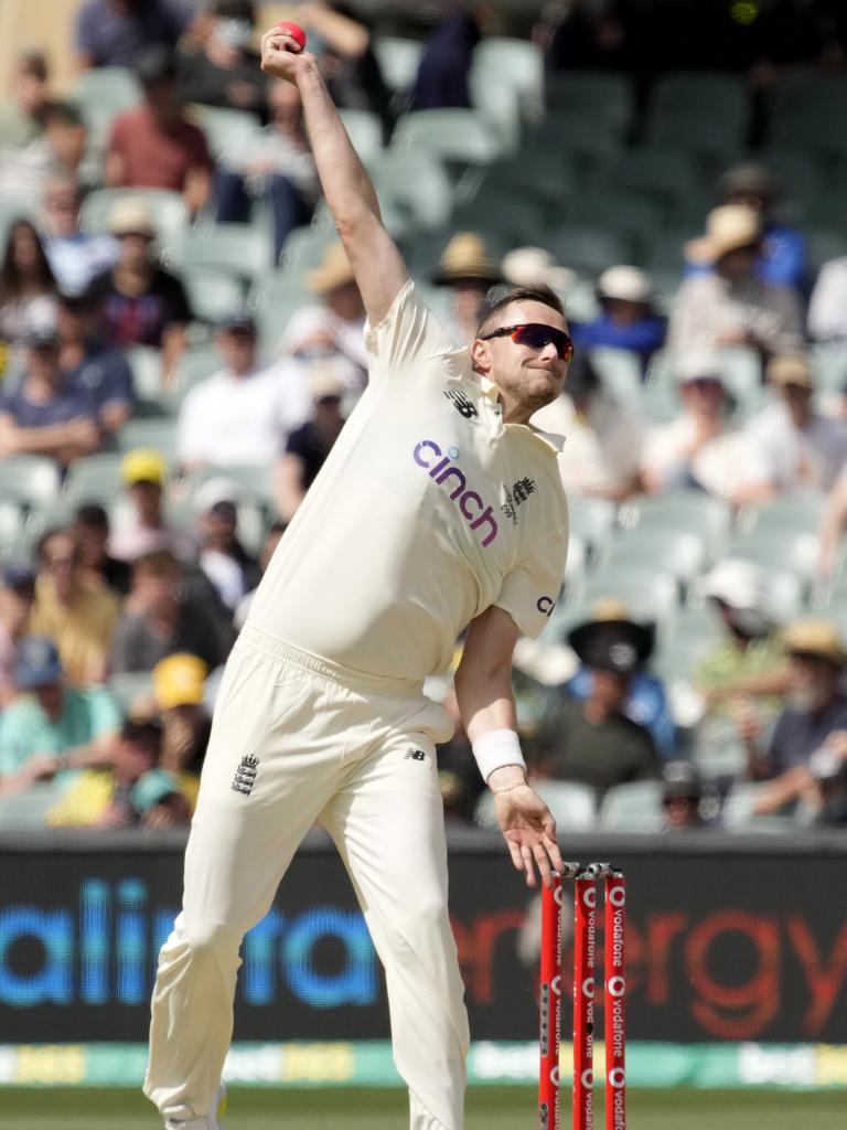 Ollie Robinson bowling off-spin on Sunday. (Photo by Daniel Kalisz/Getty Images)